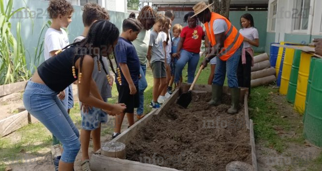 Alimentation saine&nbsp;: Des élèves initiés à l’agriculture biologique à l’école à Port-Gentil 