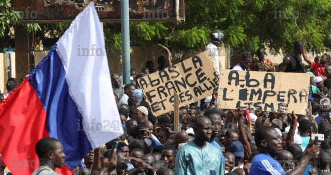 Niger&nbsp;: Des milliers de manifestants devant l’ambassade de France à Niamey